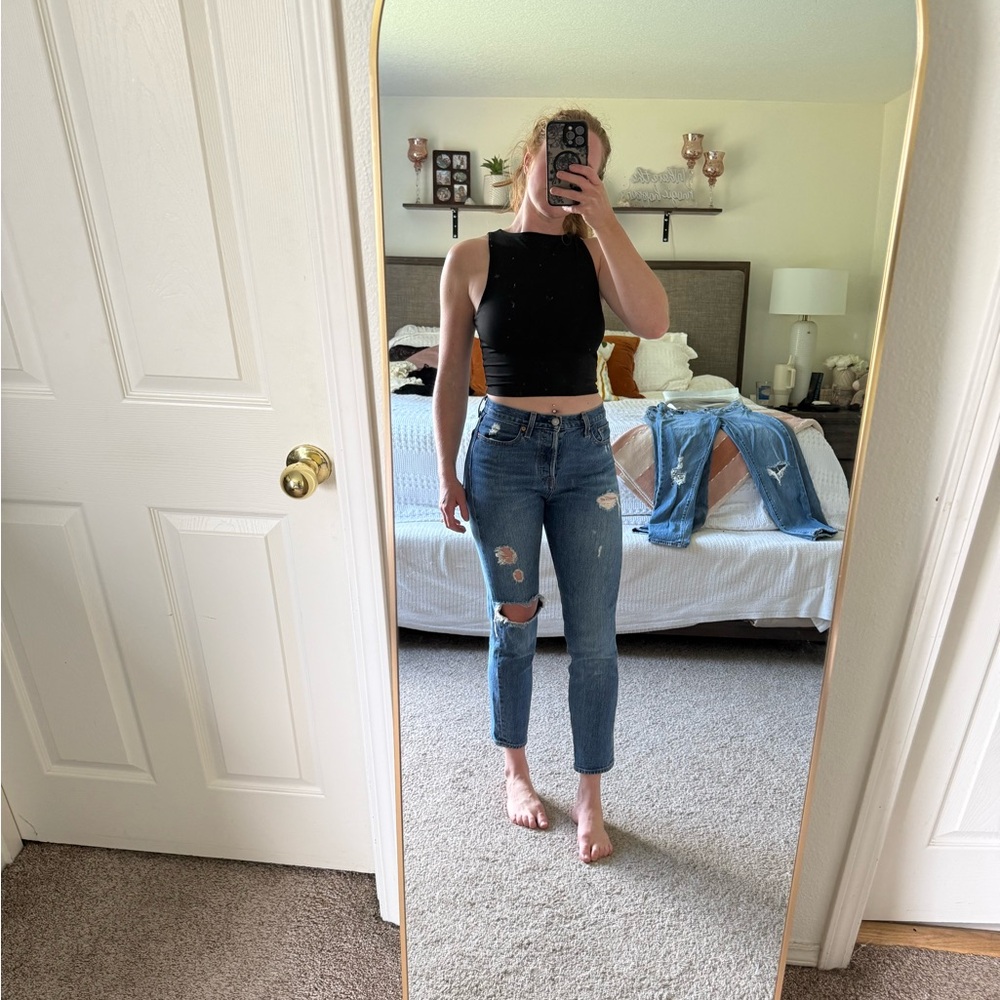 Levi’s Blue Distressed wedgie cropped Jeans